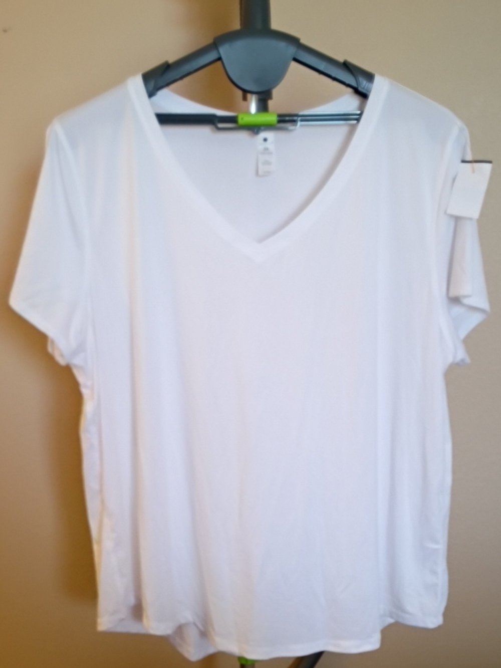 Yogalicious White V-Neck Short Sleeve Tee Size 2X